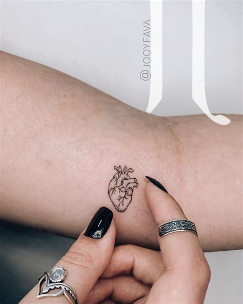 Ideias de Tatuagem Pequena Feminina para Glúteos